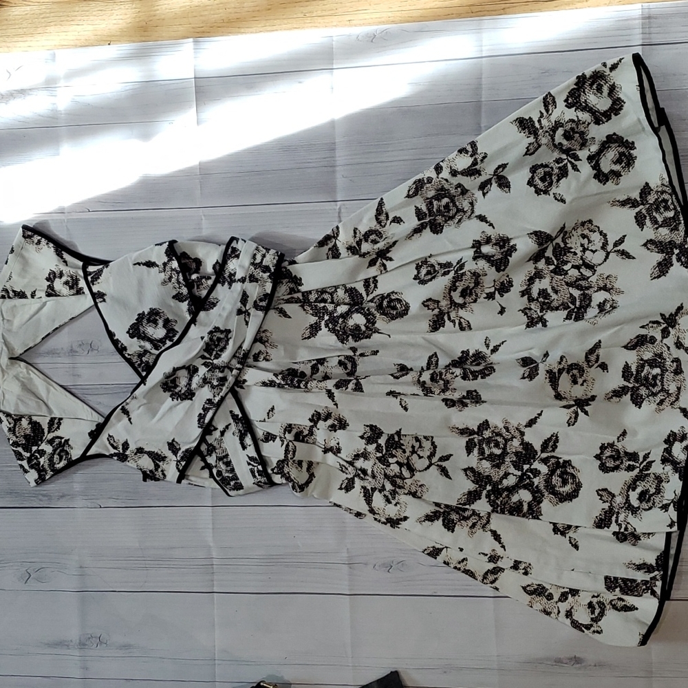 Jessica Simpson Dress, Size 6, Floral Print in Black,White, Taupe